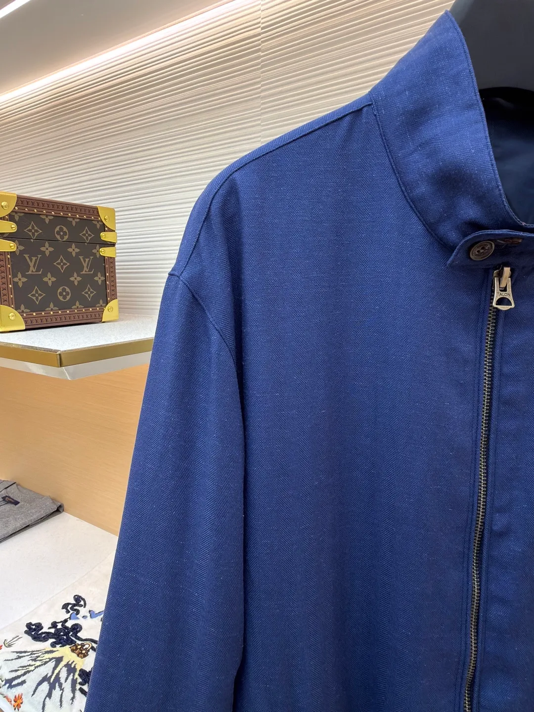 P630 Ralph Lauren logo embroidered reversible jacket ●Original version: Purchased and developed for 3990 ●Item number: 1681790-B75 ●Material: matte moire taffeta fabric ●Technology: embroidery production ●Color: blue ●Version: fitted version ●Weight: about 530 grams ●Size: S-M-L-XL ●Description: Customized matte moire taffeta and twill jacquard brocade, light and tough, smooth drape Comfortable and close to the skin. Khaki brown tone. Calm and noble. Two clothes. Unlimited style. One side is decorated with twill jacquard brocade, which has its own retro filter, like the pocket watch gear of an old-school gentleman. The other side is made of matte moire taffeta, which has a relaxed breathing feeling. Casual and comfortable casual gene. Exquisite pony logo embellishes it. Fully recognizable. The classic stand-up collar is tied with three hidden button tabs. Simplicity controls complexity. The design philosophy hidden in the details. Double-sided style. Hidden old money and slack in one garment, imported machine embroidery technology is used. Advanced computer control systems and precision mechanical components are used to achieve the iconic pony embroidery operation. High precision. The lines are smooth and delicate. The template machine opens the bag. The preset template guides the position, shape and size of the bag opening. The accuracy ensures the quality of the bag opening effect. Ergonomic three-dimensional cutting returns to traditional craft techniques through segmentation, folding, shrinking and stretching. The so-called slow work and fine work are respect for the material and the pursuit of feel. The workmanship is complex and tedious, slow in aging, high in wear and tear, and the fabrics have been carefully washed to have a better hand feel and texture. It is not easy to deform, shrink or fade, and maintains long-term beauty. The overall wiring is straight and delicate, the fabric is comfortable and soft, and the color is consistent without color difference. It can be matched with the same style to create a fashionable look and control various occasions. Customized accessories, complete with three standards, same style for men and women!
